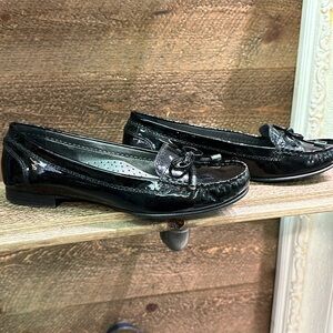 COLE HAAN BLACK PATENT LEATHER LOAFER WITH BOW
